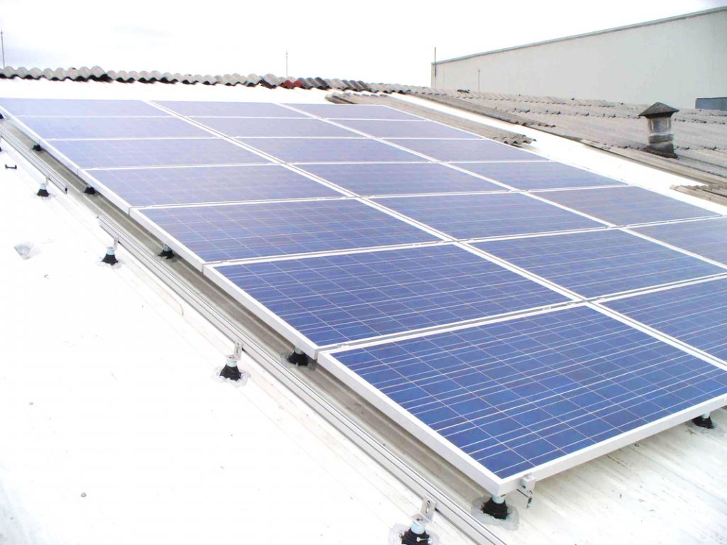 paneles solares instaladoe s en una planta industrial de san luis potosi para bajar consumo de luz